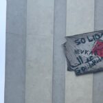 Solidaritätsbekundungen zu Beginn der Corona-Pandemie an einem Wohnhaus im 15. Wiener Gemeindebezirk