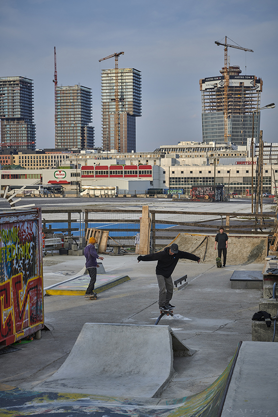 Nicht-kommerzielle Aneignung des Areals Neu Marx durch unterschiedliche Gruppen (Urban Gardening, Basketball in der “Grube”, Skatepark und Kulturverein), welche durch die Errichtung der Eventhalle ebendort voraussichtlich verdrängt werden. Fotos: Christopher Mavrič