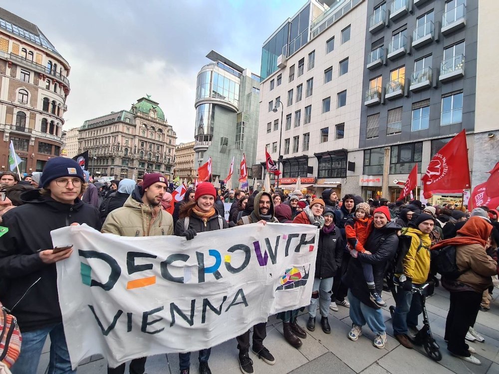 Degrowth Vienna Demo Banner_(c)DegrowthVienna_LisettevonMaltzahn