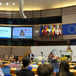Person spricht vor Publikum im EU Parlament