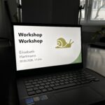 offener Laptop mit dem Text Workshop Workshop und dem Bild einer Schnecke