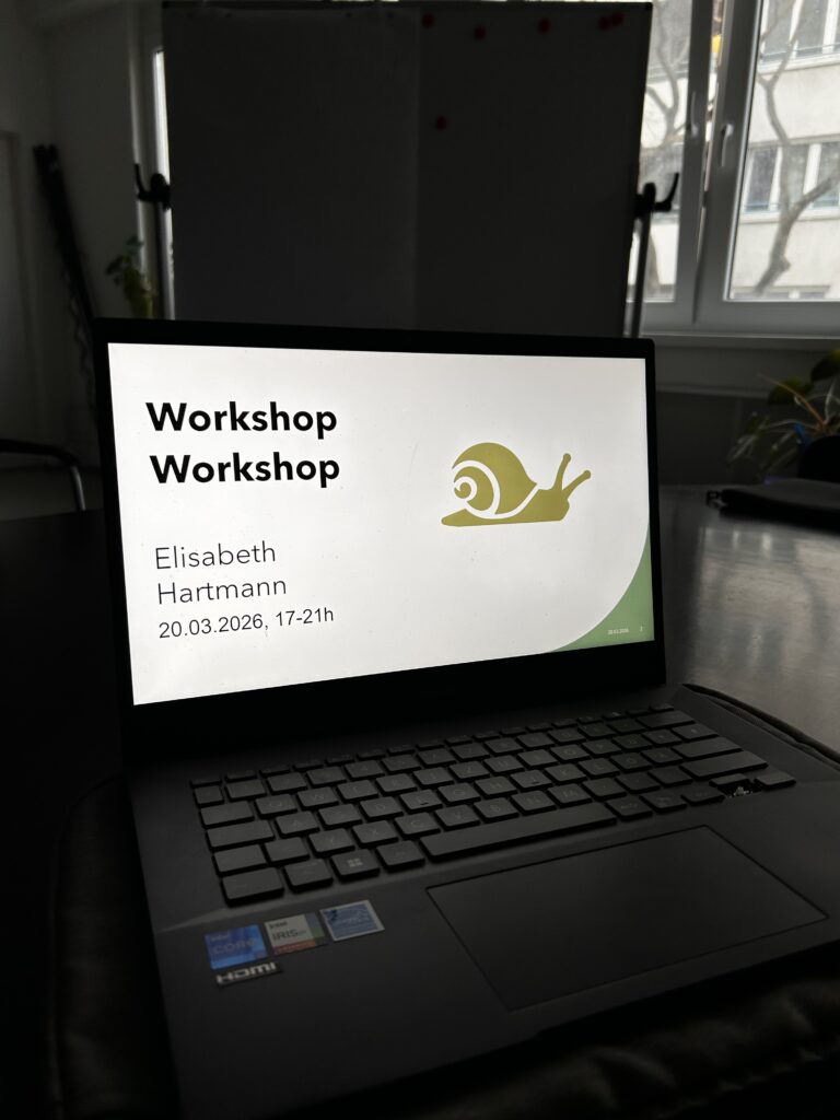 offener Laptop mit dem Text Workshop Workshop und dem Bild einer Schnecke